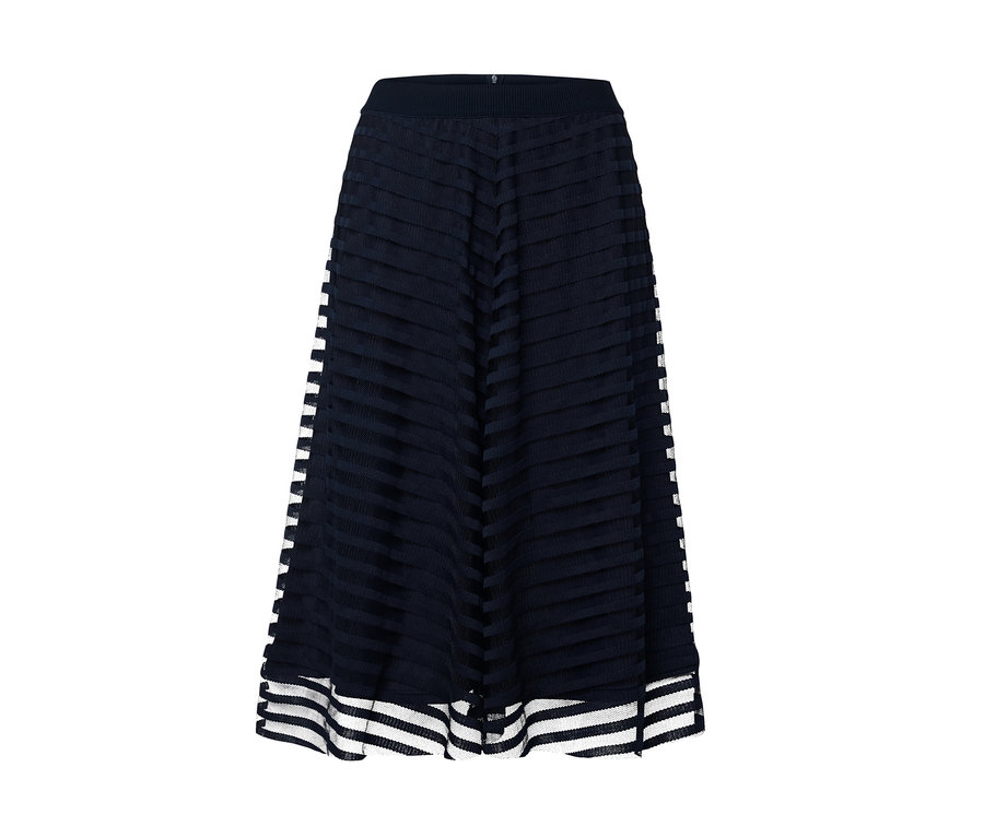 Jupe en mesh avec des rayures noires et blanches.