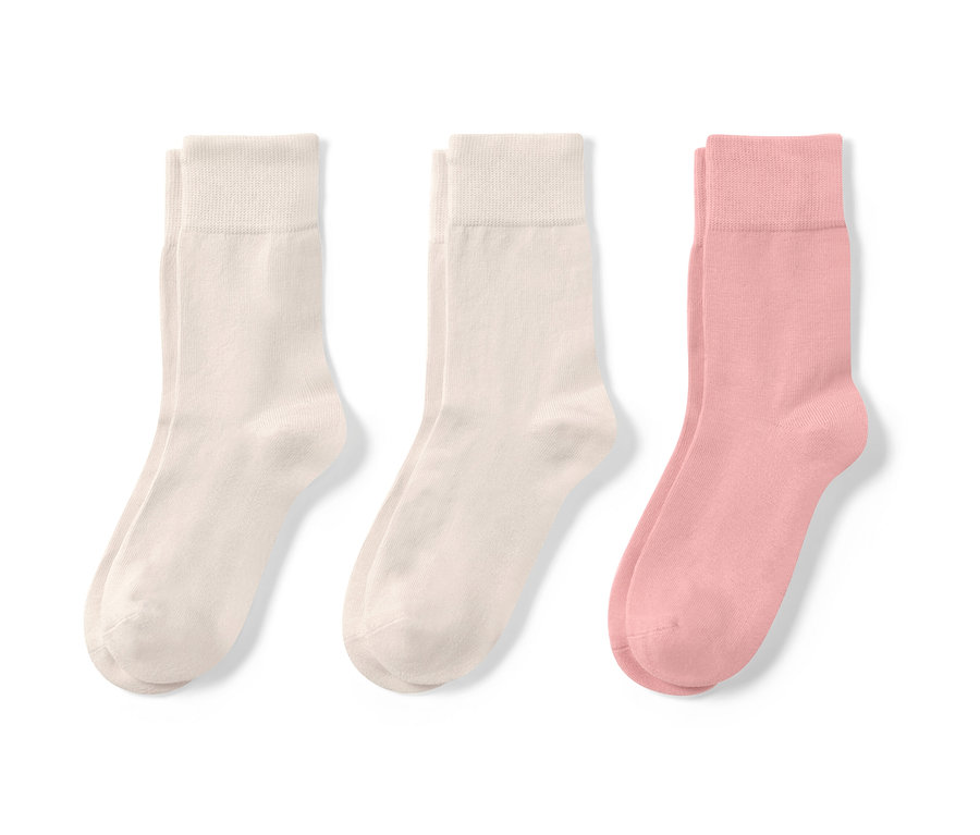 Trois paires de chaussettes claires.