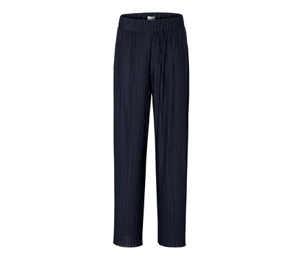Pantalon plissé bleu foncé.