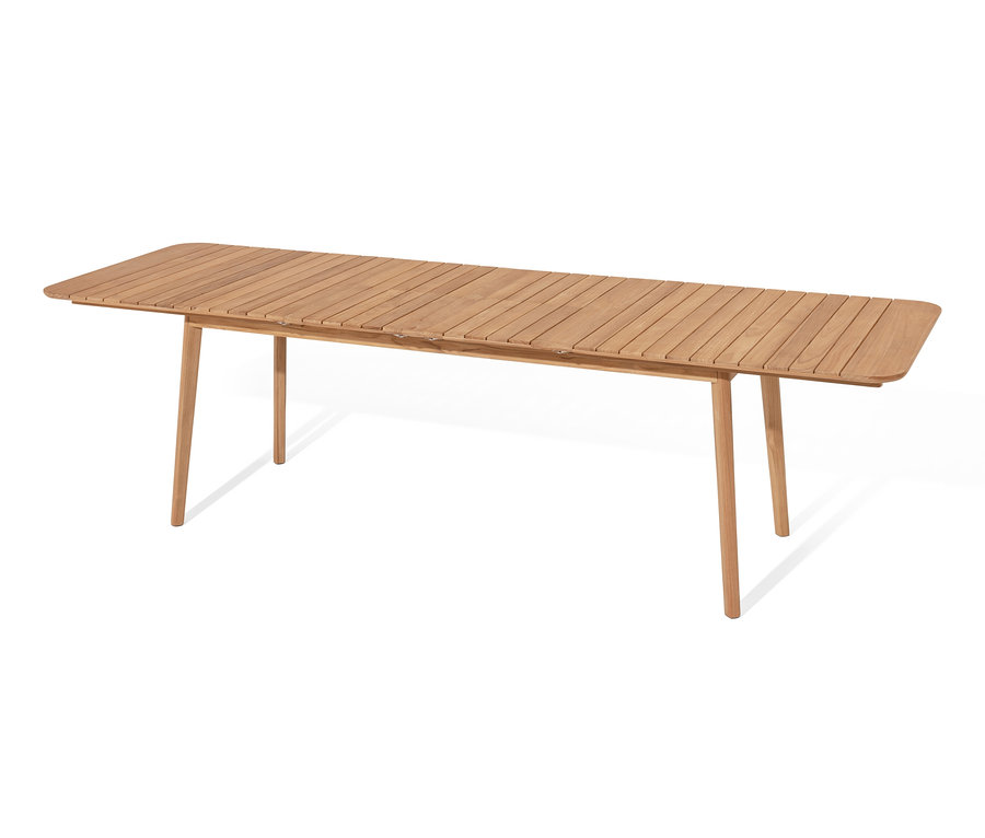 Une table en teck à double rallonge avec un plateau à lattes et quatre pieds.