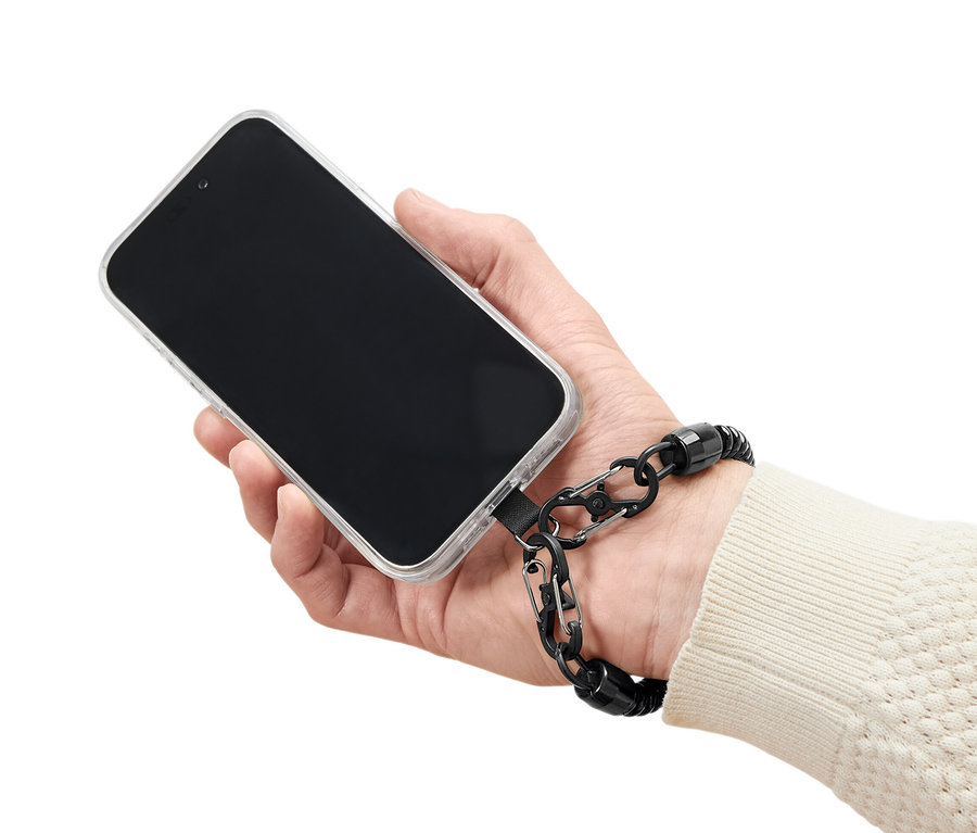 Main tenant un téléphone avec une coque transparente et une chaîne de sécurité noire pour téléphone portable.