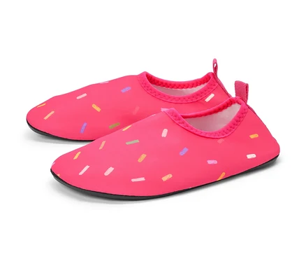 Chaussures de bain roses pour enfants avec des confettis colorés.