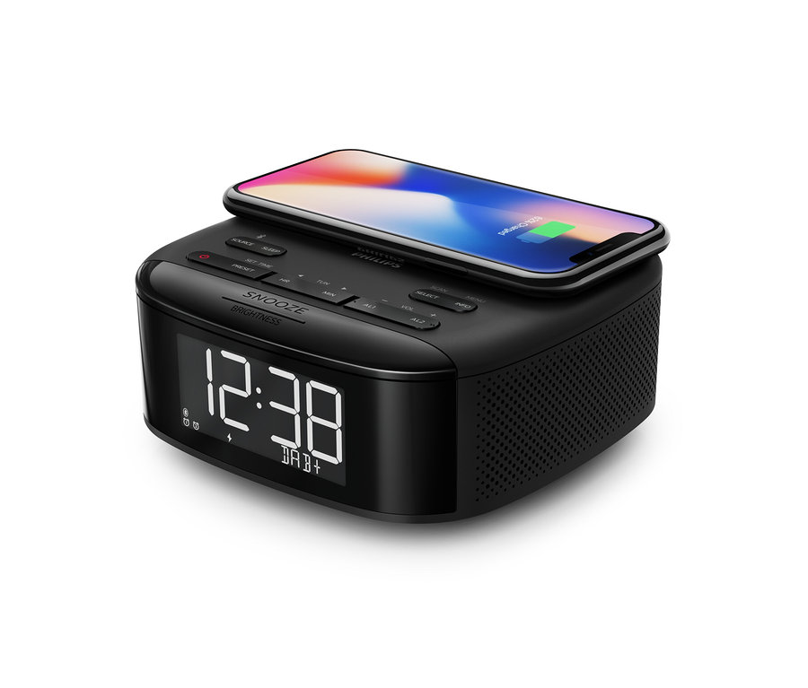 Radio-réveil DAB Philips « TAR7705 » noir avec un téléphone portable posé dessus.