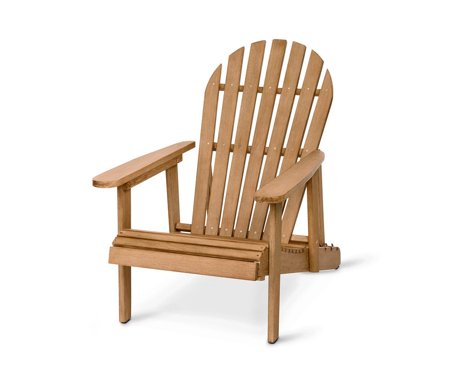Une chaise de jardin Adirondack avec repose-pieds extensible, couleur naturelle.