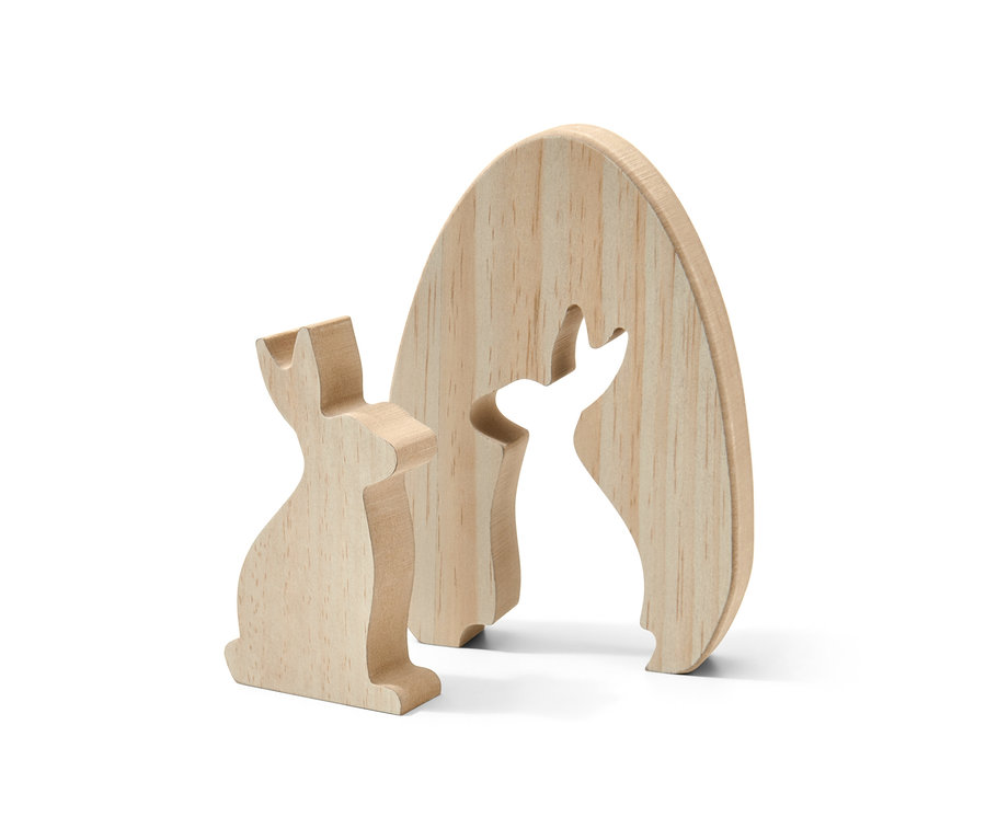 Deux lapins décoratifs en bois se tiennent sur un fond blanc.