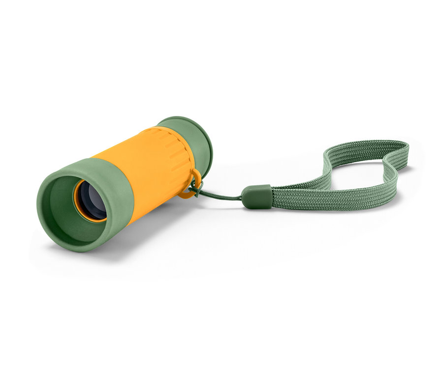 Une longue-vue jaune et verte avec une dragonne posée sur un fond blanc.