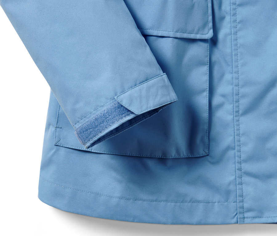 Détail d'une veste tous temps bleu clair avec une poche et une manche.
