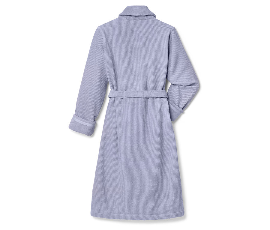Vue arrière d'un peignoir violet clair avec une ceinture.