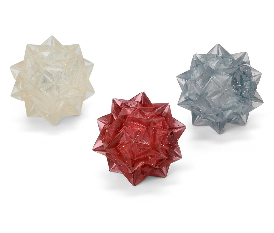 Trois boules en forme d'étoile : blanche, rouge et grise.