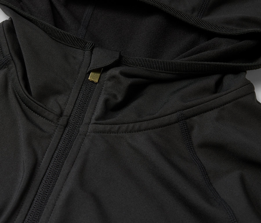 Détail d'un sweat à capuche noir avec fermeture éclair.
