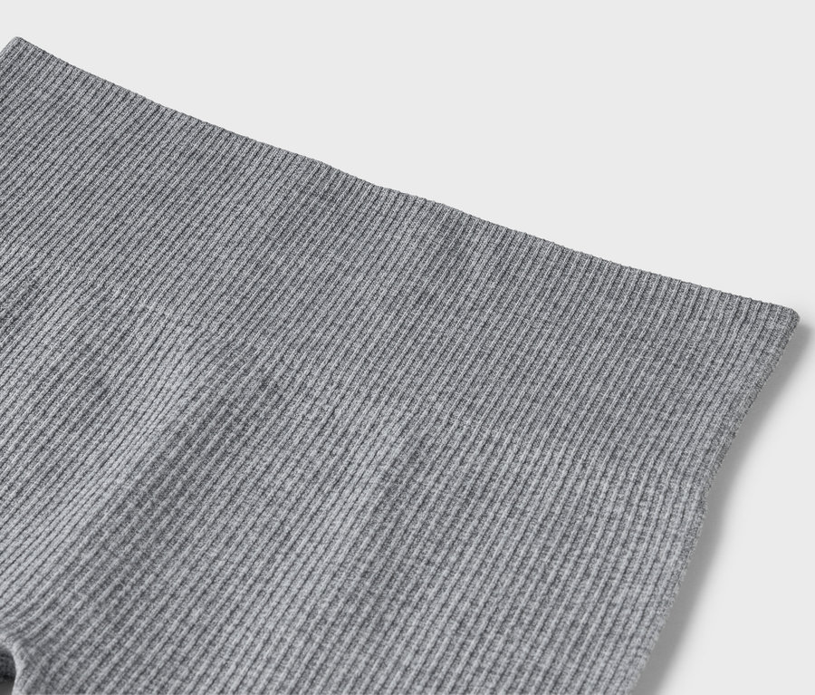 Gros plan d'un legging côtelé gris.