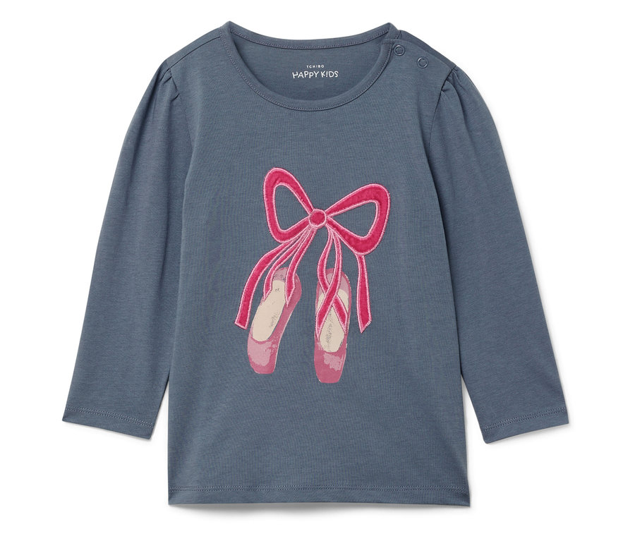 T-shirt bleu à manches longues avec une illustration de chaussons de ballet avec un ruban rose.