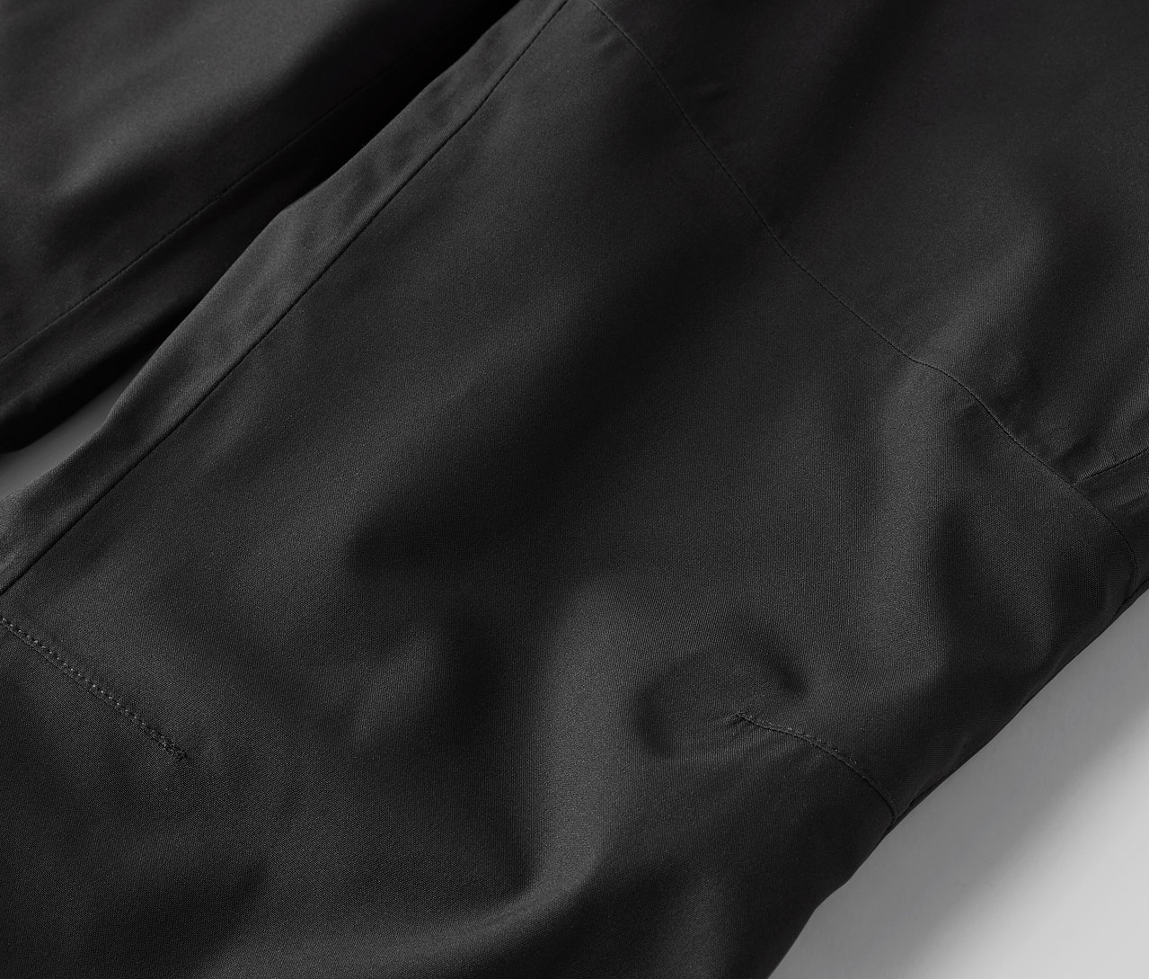 Gros plan d'un pantalon noir.