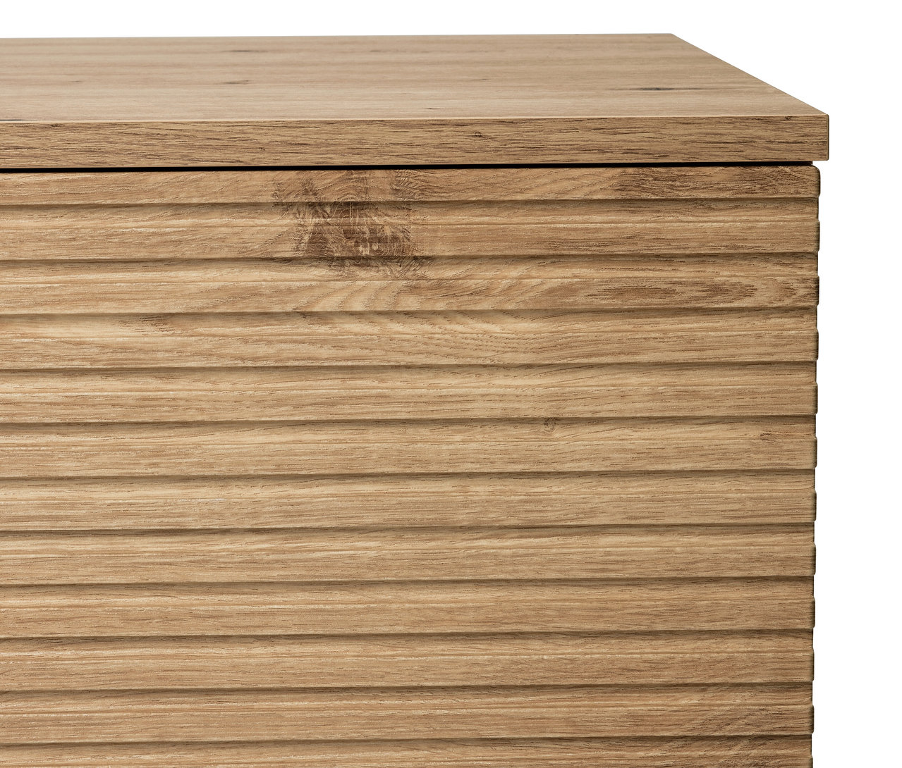 Détail du panneau latéral du buffet « REET » avec aspect lamellé.