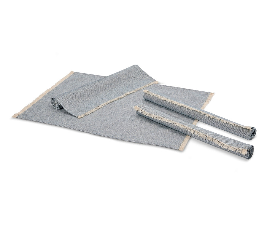 Deux tapis gris enroulés et un tapis gris déroulé avec des franges.