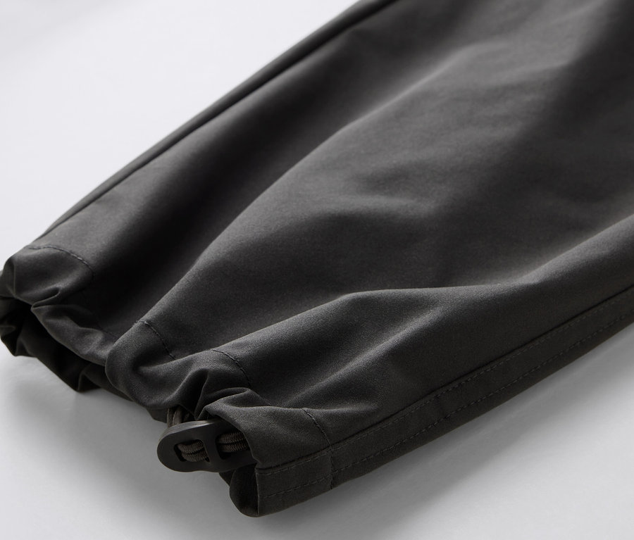 Gros plan sur le bas d'un pantalon technique 2 en 1.