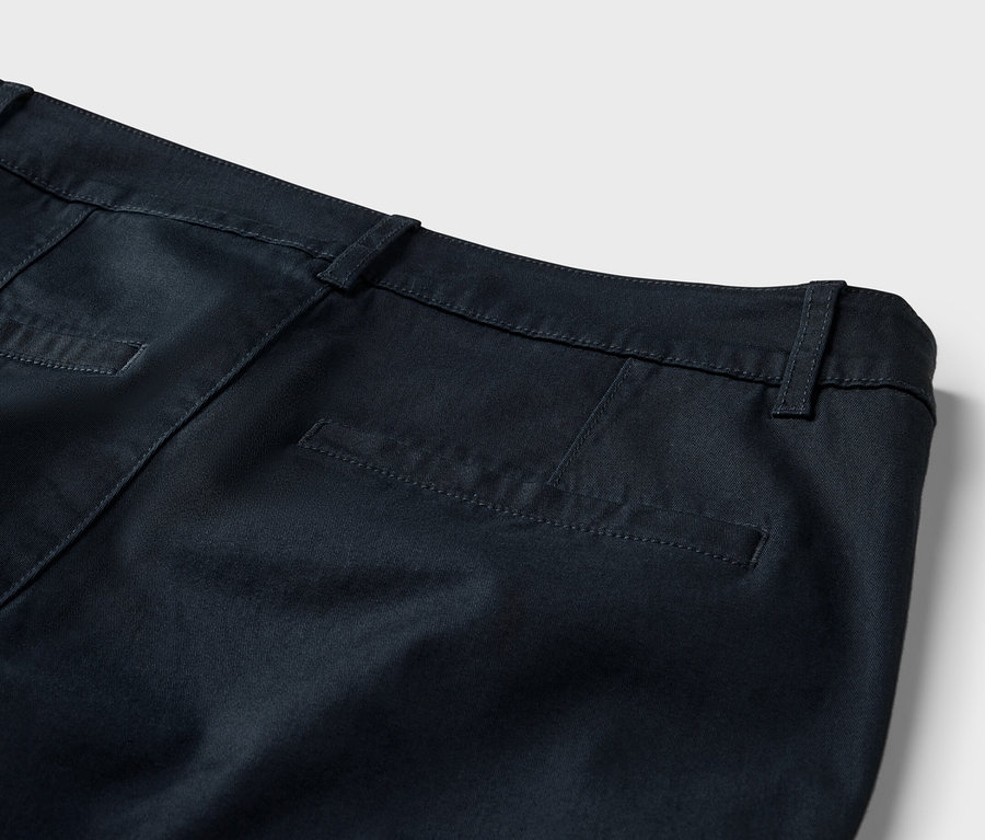 Vue détaillée de l'arrière d'un short chino bleu marine.