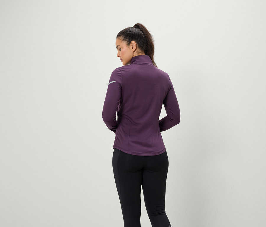 Vue arrière d'une femme portant une queue de cheval, une veste violet foncé et un legging noir.