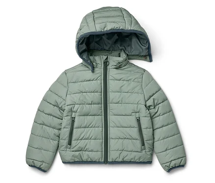Une doudoune matelassée verte à capuche est posée sur un fond blanc.
