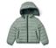 Une doudoune matelassée verte à capuche est posée sur un fond blanc.