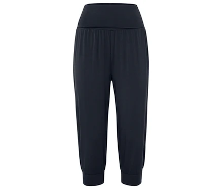 Pantalon de harem bleu marine avec large ceinture et jambes fuselées.