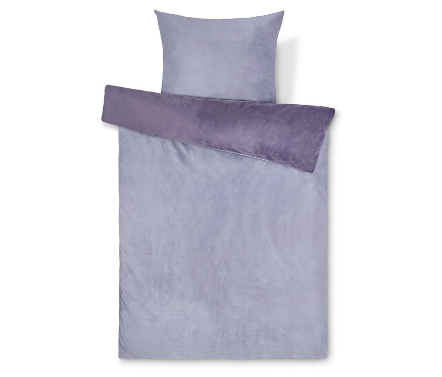 Linge de lit lilas clair avec jeté de lit violet et oreiller, vu de dessus.