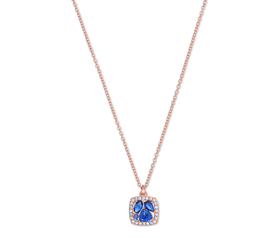 Gros plan d'un collier en or avec un pendentif carré bleu.