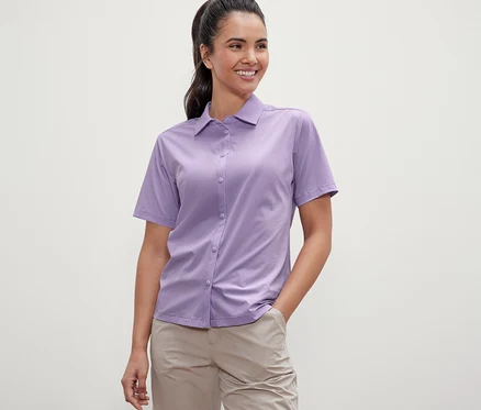 Femme portant une blouse outdoor.