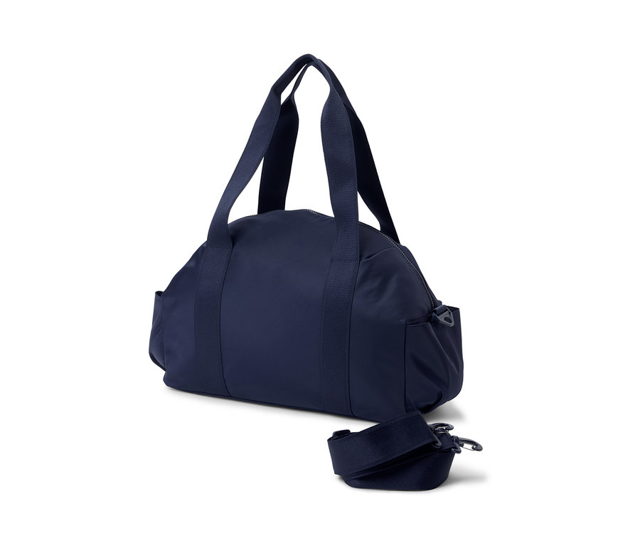 Sac de sport bleu marine avec poignées et bandoulière.