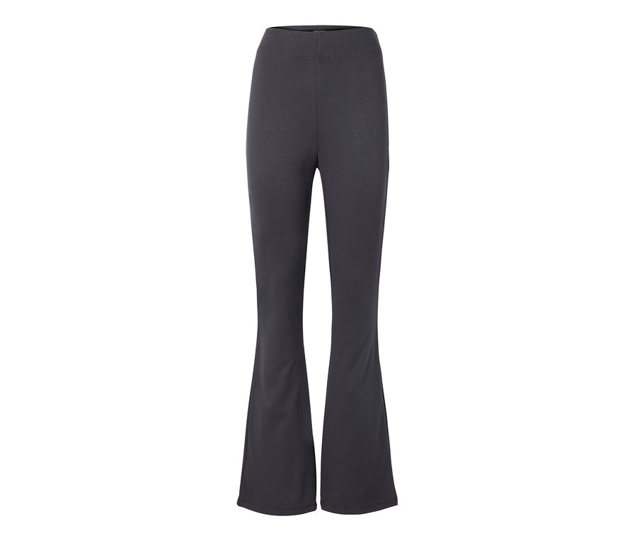 Legging évasé sur fond blanc.