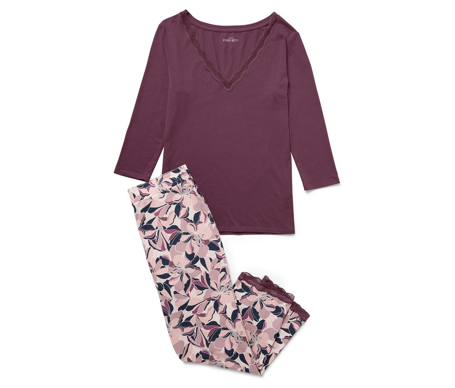 Pyjama violet avec pantalon à fleurs.