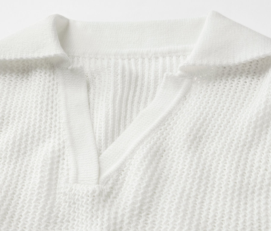 Gros plan sur un pull d’été en maille blanc.