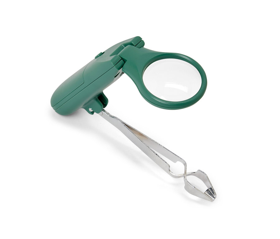 Pince à tiques verte avec LED et pince argentée.