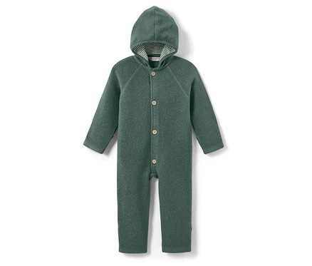 Combinaison bébé verte avec capuche et boutons.