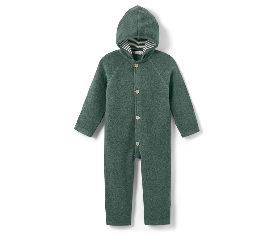 Combinaison bébé verte avec capuche et boutons.