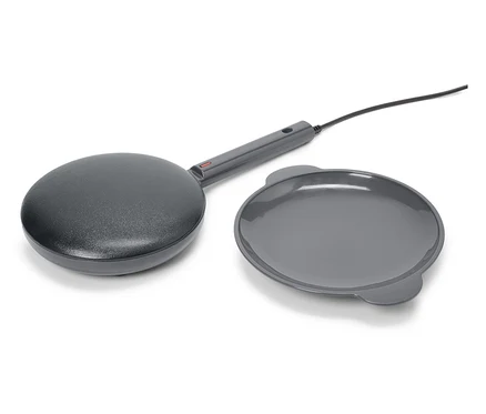 Un mini-crêpier gris avec une plaque grise sur un fond blanc.