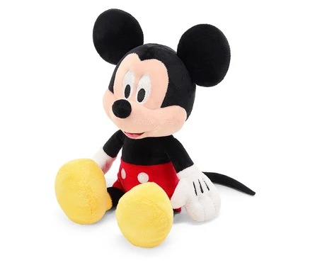 Une peluche de Mickey Mouse est assise sur un fond blanc.