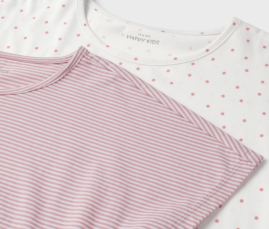 Détail de deux t-shirts : un blanc à pois roses, l'autre rose à rayures blanches.