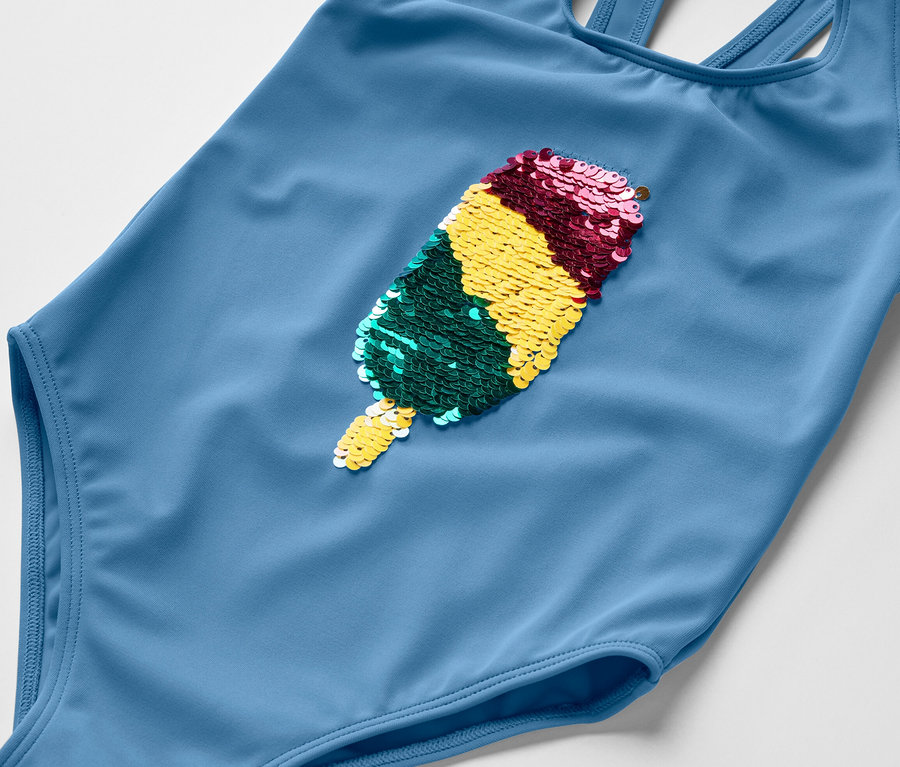 Maillot de bain bleu pour enfant avec paillettes réversibles en forme de glace.
