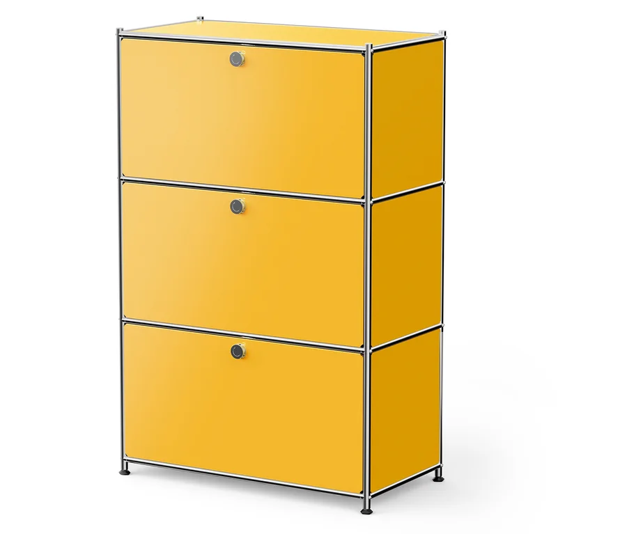 Meuble de rangement jaune à trois niveaux avec cadre argenté sur fond blanc.