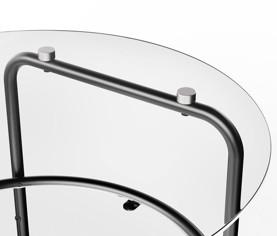 Détail d'une table basse avec plateau en verre.