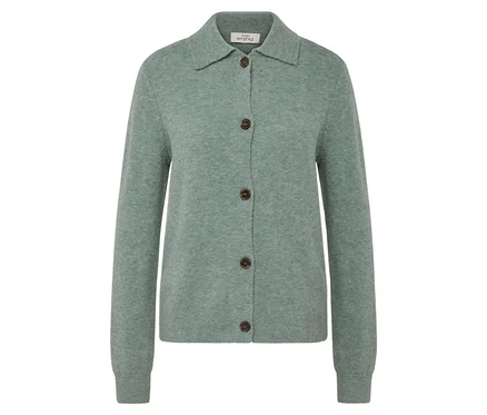 Un cardigan en maille vert avec des boutons marron.