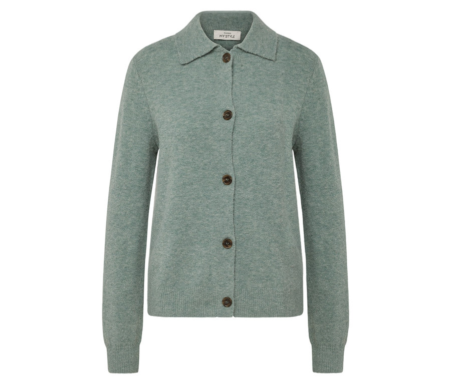 Un cardigan en maille vert avec des boutons marron.
