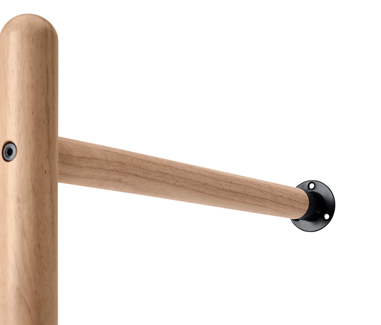 Détail d'un porte-manteau mural avec un poteau et une barre en bois clair.