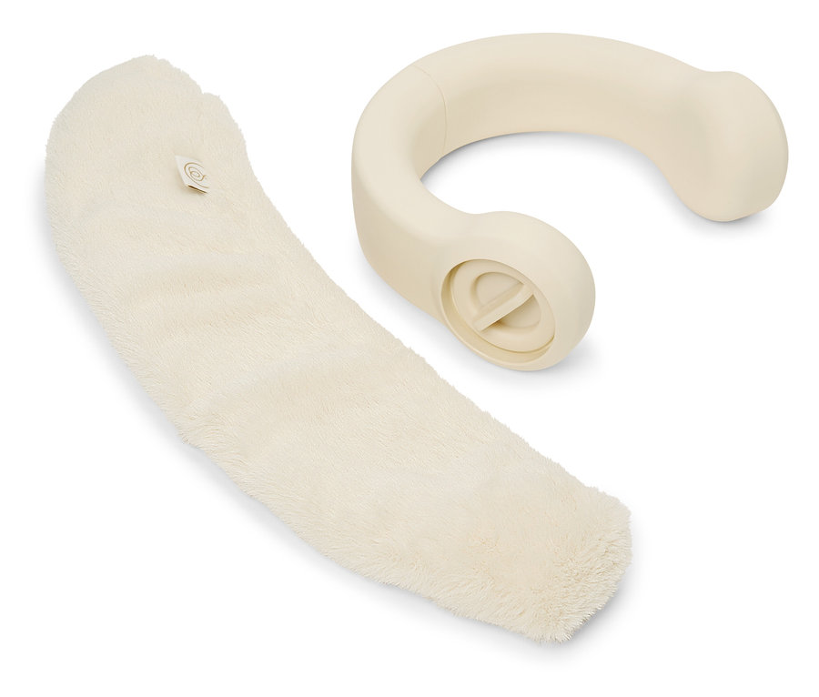 Un appareil de massage crème est posé à côté d'une housse crème douce.