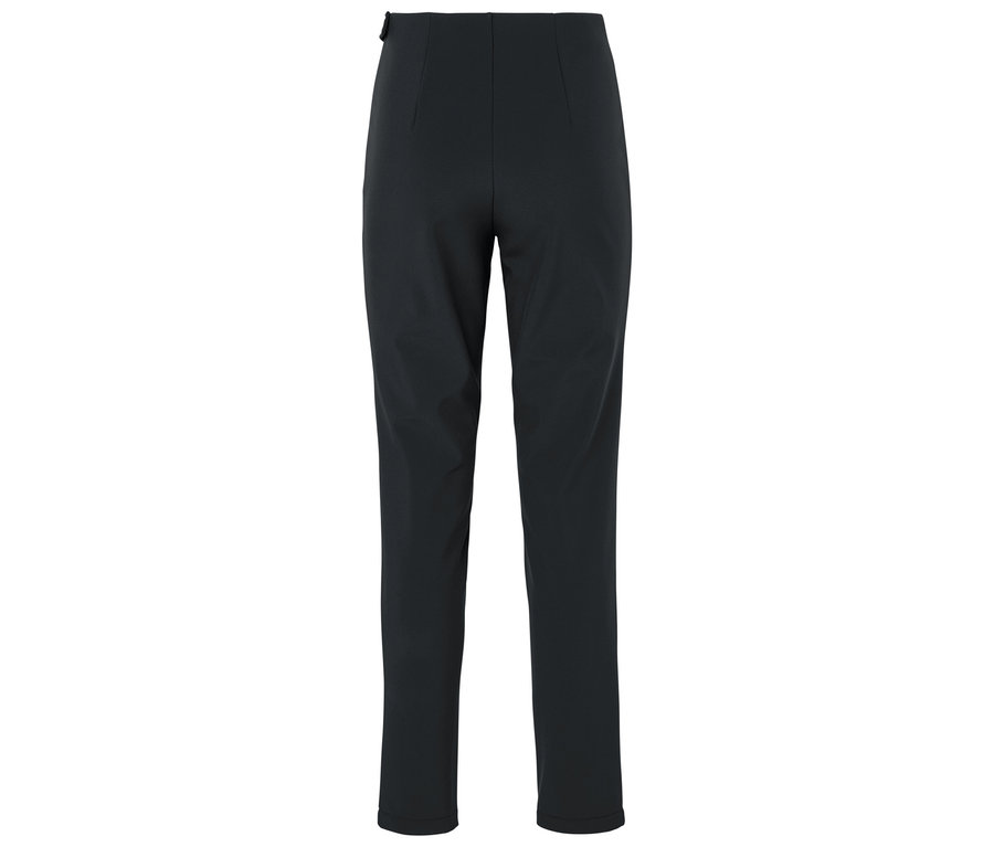 Pantalon noir sur fond blanc.