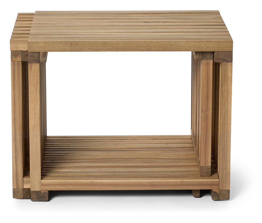 Table d'appoint en bois clair avec un dessus et un dessous à lattes.