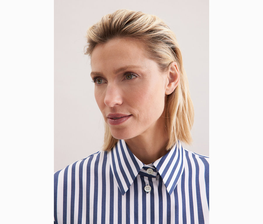 Femme portant une blouse-chemise grande taille rayée Seidensticker.