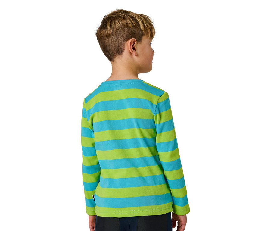 Un garçon aux cheveux bruns portant un t-shirt à manches longues rayé bleu et vert regarde vers la droite.
