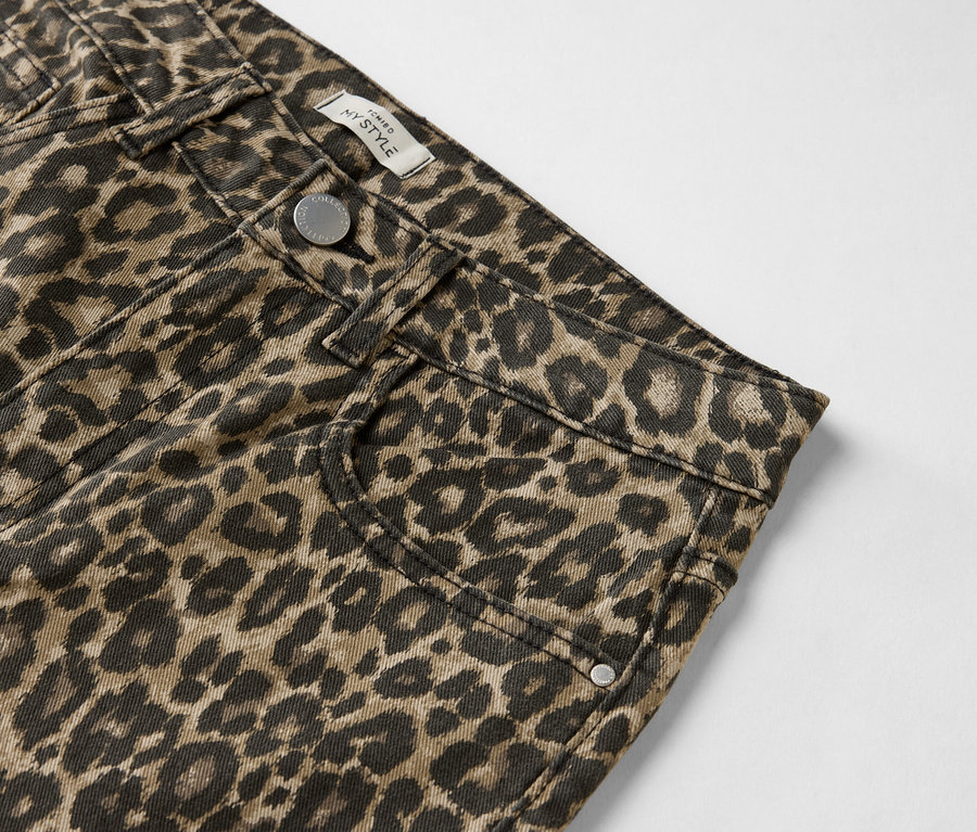 Gros plan d'un pantalon à imprimé léopard.